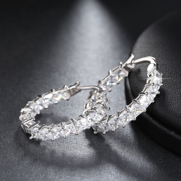 Hoop earring cubic zirconia Diamond like 34 stones in a pair 1 inch - Picture 2 of 9